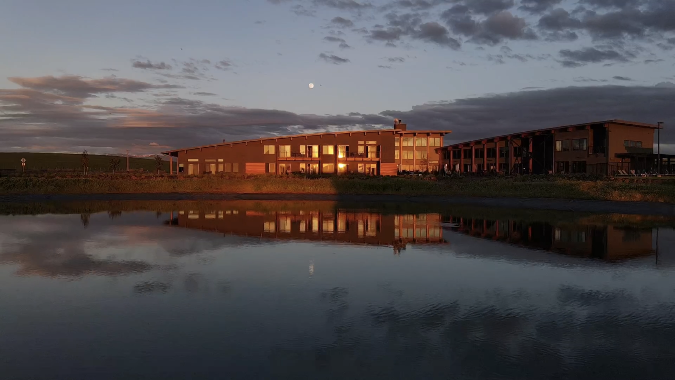 Eritage Resort in Walla Walla, during sunset with the moon just above the roofline
